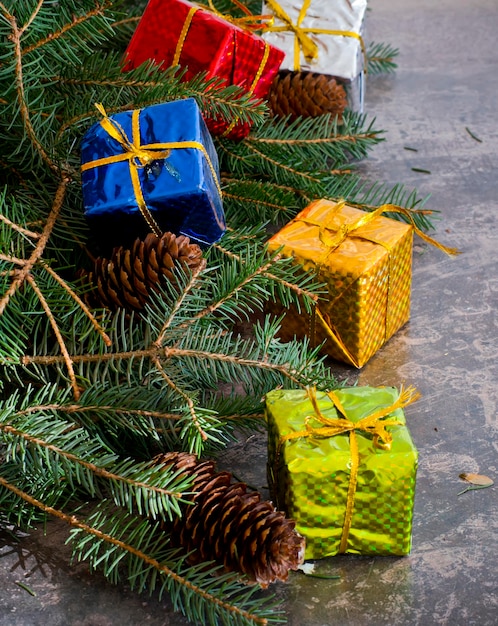 写真 クリスマスの背景に松ぼっくりモミの枝、カラフルな装飾