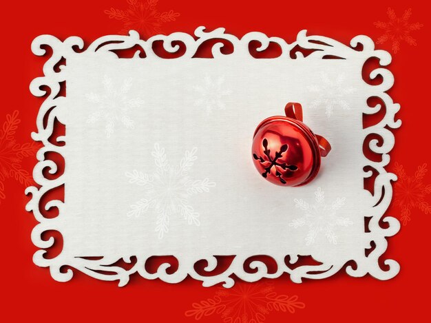 Photo christmas background with red bell on wooden background minimalistic background banner postcard