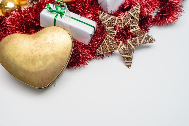 光沢のあるボールとテキストのコピースペースとお祝いの装飾とクリスマスの背景