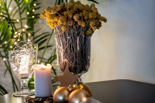 光沢のあるボールとテキストのコピースペースとお祝いの装飾とクリスマスの背景