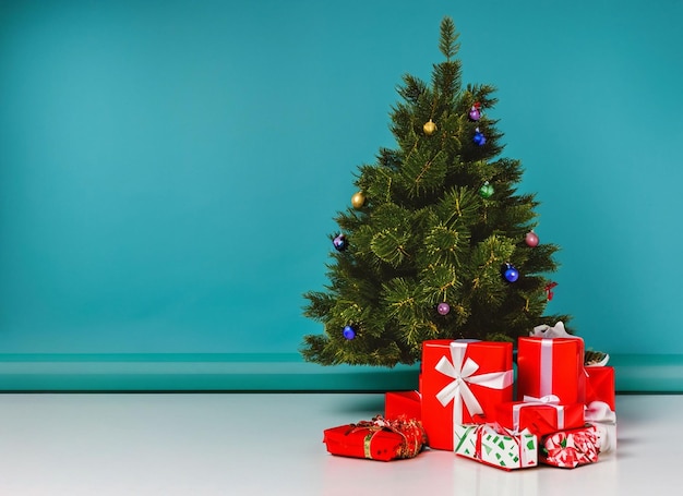 Новогодний фон с елкой и подарочными коробками