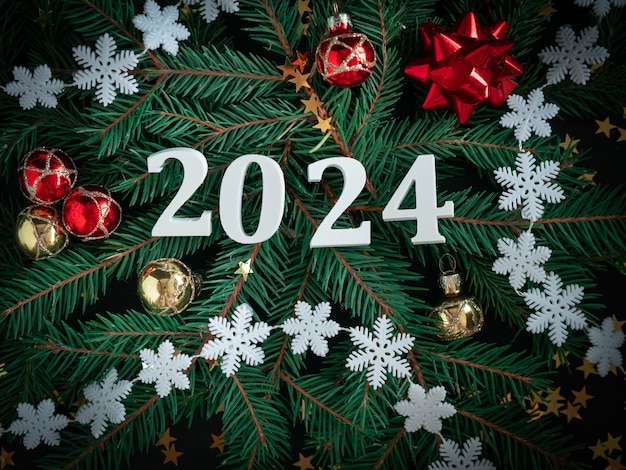 写真 クリスマスの背景は白い数字の2024で ⁇ 樹の枝にクリスマスボールのグリーティングカード