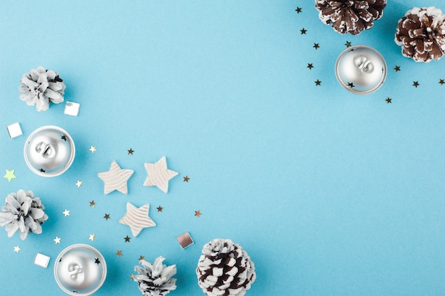 白い銀の星とクリスマスの背景