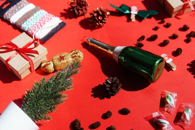 Xmas 선물과 사탕 지이를 가진 크리스마스 배경은 텍스트를 위해 빨간 평평한 공간에 놓습니다.