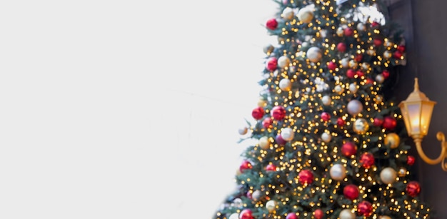Photo christmas background xmas tree with abstract bokeh light holiday blur decoration