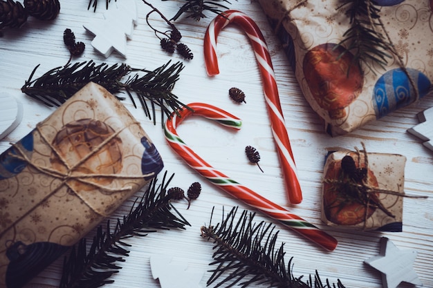 Фото Рождественские фоны. подарки и леденцы на деревянных фоне.