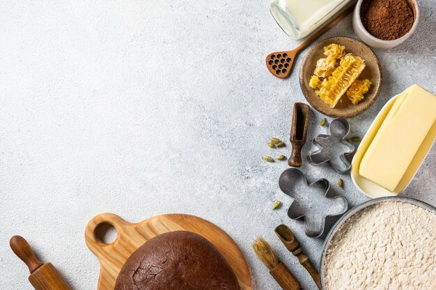 Fondo di cottura di natale. ingredienti per cucinare la cottura di natale su sfondo chiaro. vista dall'alto con copia spazio. biscotti allo zenzero. biscotti allo zenzero da forno. impasto crudo per biscotti