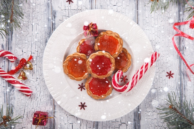 Photo christmas baking cookies with marmalade