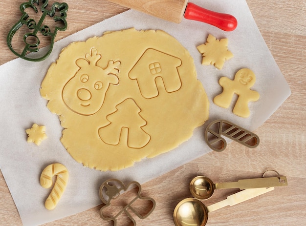 Foto natale cottura di biscotti di pan di zenzero fare bisciotti di natale con ingredienti tradizionali di biscotto di zenzero