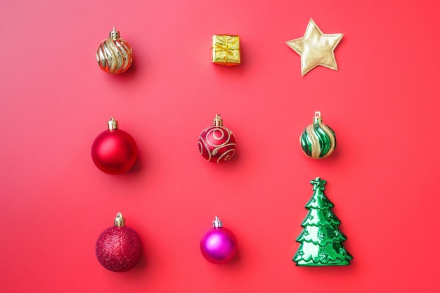 Pallina di natale modello minimo flatlay su sfondo rosso vista dall'alto