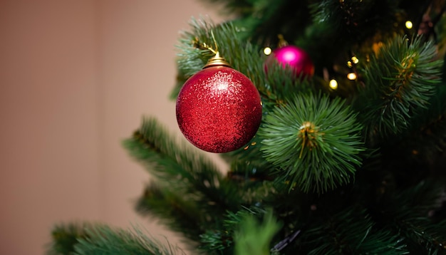 クリスマス ツリーのクリスマス ボール クリスマス装飾新年とクリスのクローズ アップ