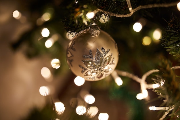 背景にライトが付いたクリスマスツリーのクリスマスボール、メリークリスマスと新年あけましておめでとうございます