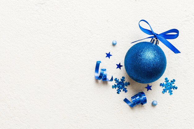 Photo christmas ball on colored background decoration bauble with ribbon bow with copy space