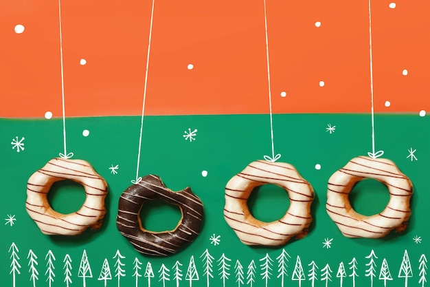 写真 緑と赤の背景、コピー スペースにチョコレート ドーナツで作られたクリスマス ボールの装飾。