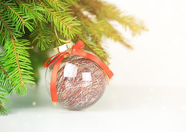モミの木にクリスマス ボール。新年の背景