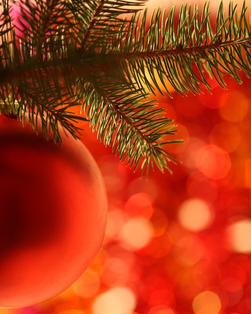 빨간색 배경 흐리게에 대 한 firtree에 크리스마스 공