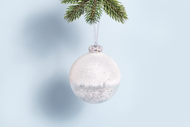 松の枝にぶら下がっているクリスマスボール