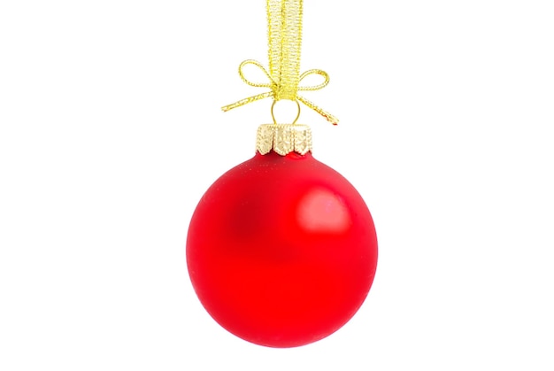 白い背景の上のリボンでぶら下がっているクリスマスボール
