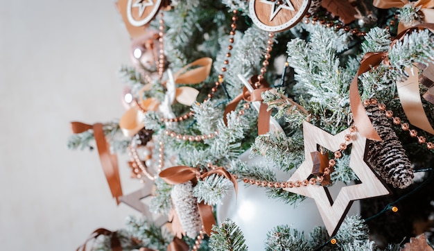 クリスマスボールは、夜にボケライトを燃焼の背景に飾られたモミの木に掛かっています。