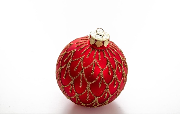 白い背景に対して分離されたクリスマス ボールの赤い色