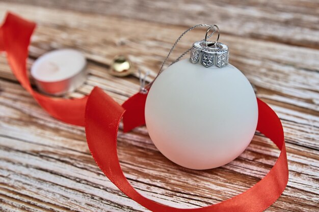Фото Рождественский шар с праздничной лентой на деревянном фоне