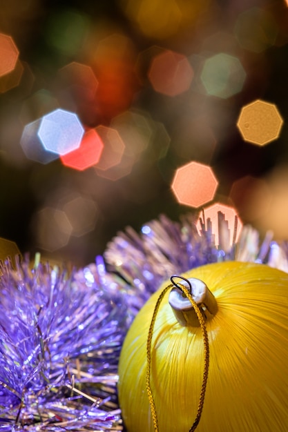 Sfera di natale con le luci della ghirlanda e del bokeh