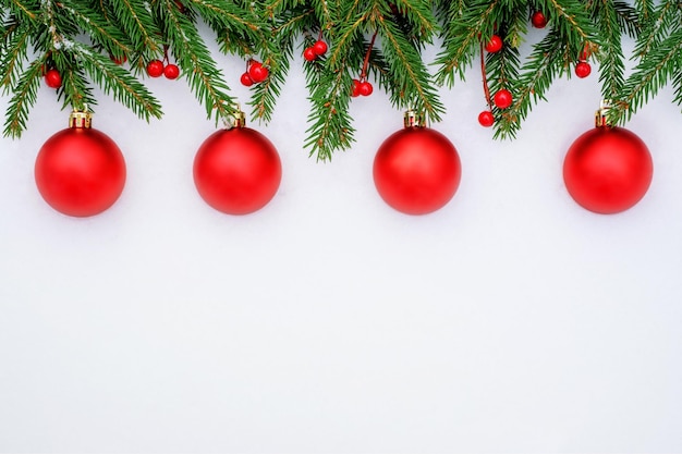 Photo christmas balls on the christmas tree in the background.