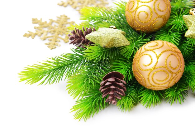 크리스마스 공 및 흰색 절연 전나무 나무에 장식 별