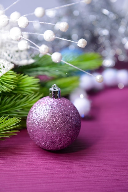 Рождественские шары на елке, на цветном фоне