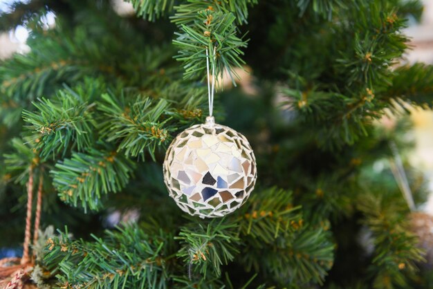 祭りの休日に家のクリスマスツリーの装飾にぶら下がっているクリスマスボール