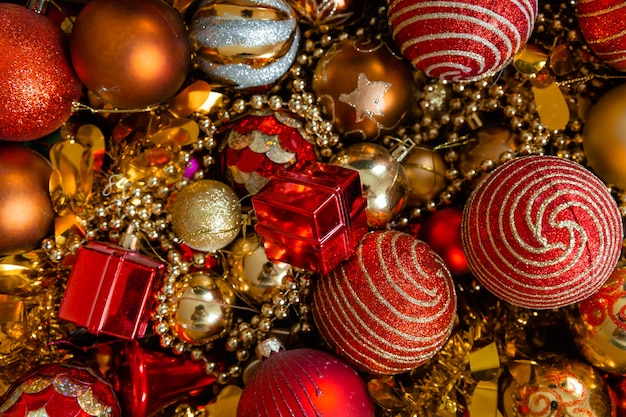 Рождественские шары красного цвета. много новогодних игрушек.