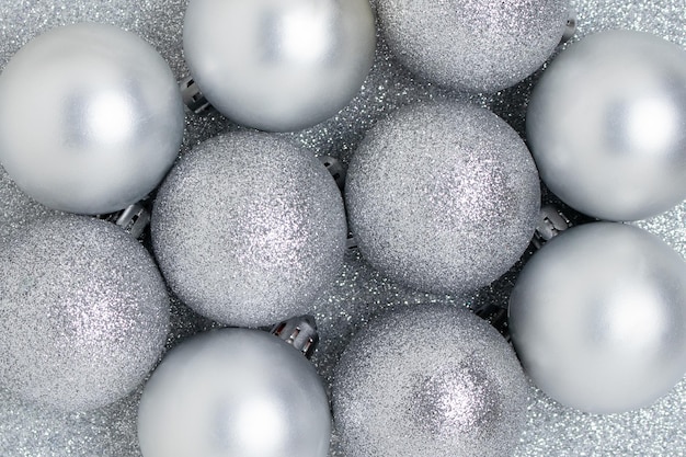 Photo christmas balls texture on a silver glittering background