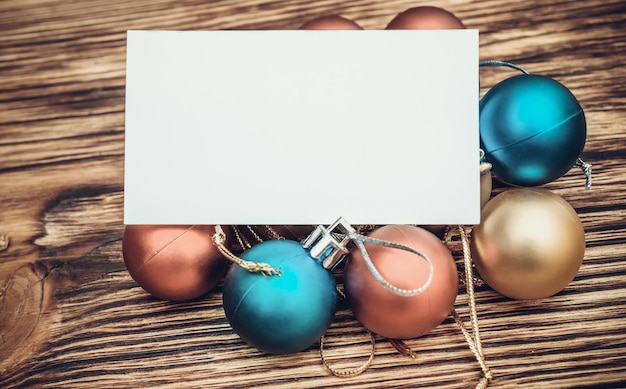 テーブルの上の空白の名刺とクリスマス ボール 新年の背景 トーンのイメージ