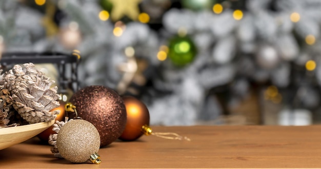 コピースペースのある木製のテーブルに松ぼっくりのクリスマスボール。クリスマスの背景