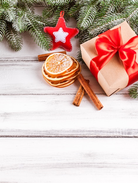 グリーンツリー、コーン、手作りのフェルトの装飾、オレンジ、シナモンのクリスマスバナー