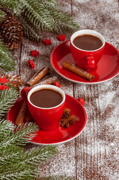 Bandiera di natale con albero verde, coni, tazza rossa con cioccolata calda, decorazioni rosse, cannella