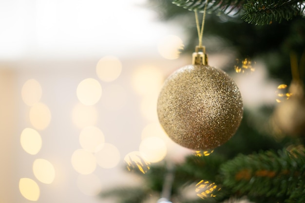 ライトボケ背景とクリスマスツリーのクリスマス安物の宝石