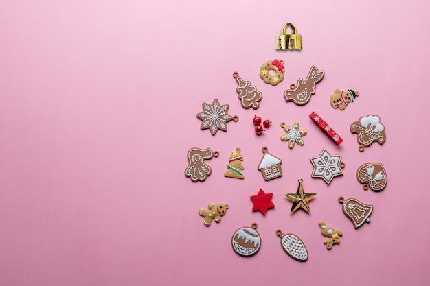 さまざまな冬と新年の装飾で作られたクリスマス安物の宝石