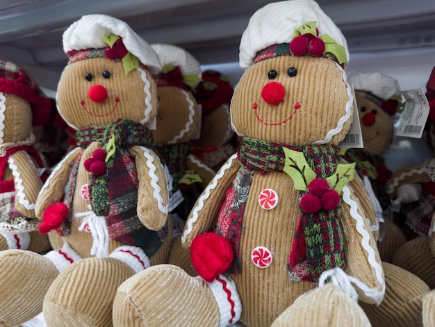 Фото Рождественские безделушки и украшения в магазине отпразднуйте прибытие санты, чтобы использовать их вместе с елочными огнями и шарами