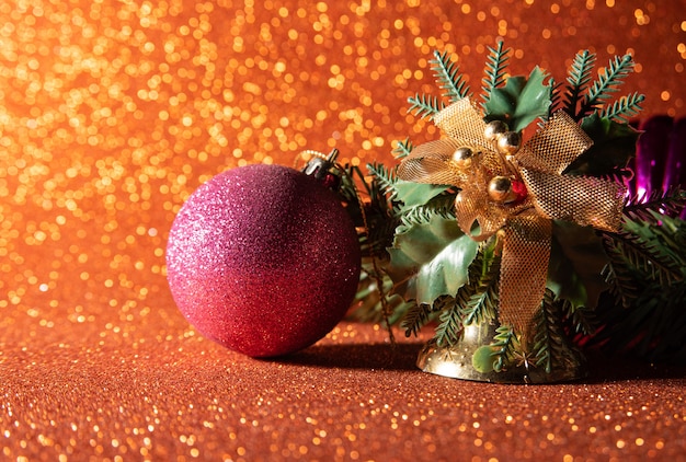 クリスマスつまらないもの、光沢のあるsupercifieの美しいクリスマスボール、選択的な焦点。