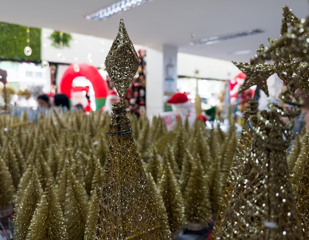 Рождественские безделушки и украшения в магазине Отпразднуйте прибытие Санты, чтобы использовать их вместе с елочными огнями и шарами