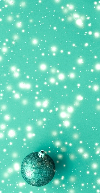 Рождественские безделушки на зеленом фоне со снежным блеском роскошная зимняя праздничная открытка