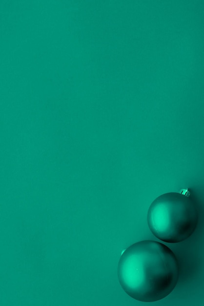 Foto palline di natale su sfondo verde flatlay carta di vacanza invernale di lusso sfondo