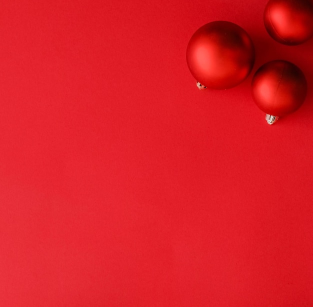 赤い flatlay 背景の豪華な冬の休日カード背景にクリスマスつまらないもの