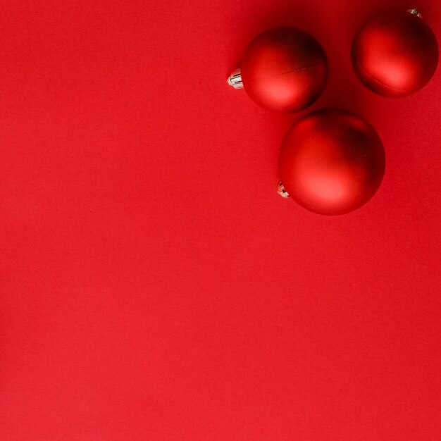 Foto palline di natale su sfondo rosso flatlay carta di vacanza invernale di lusso sfondo