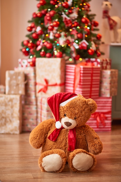 Photo christmas bear and tree with gifts