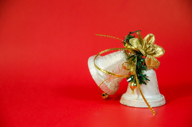 Photo christmas bell on red background