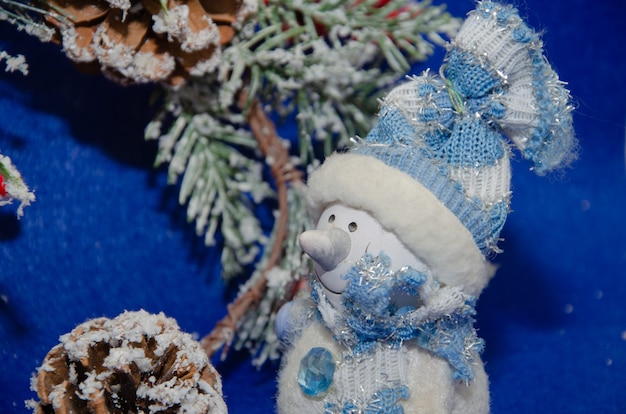 Sfondo di natale blu con stelle e fiocchi di neve pupazzo di neve