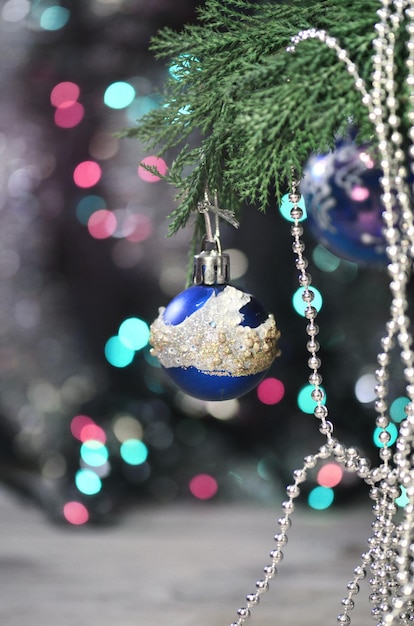 Фото Рождественский синий шар на ветках ели