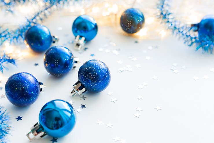 Photo クリスマスツリーのクリスマスブルー装飾ボール。 copyspace。